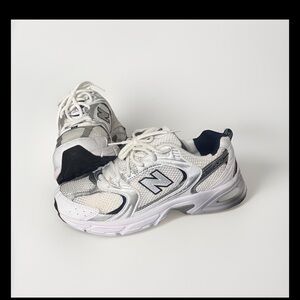 New Balance Kids White & Navy Athletic Sneakers
Woman size 8
